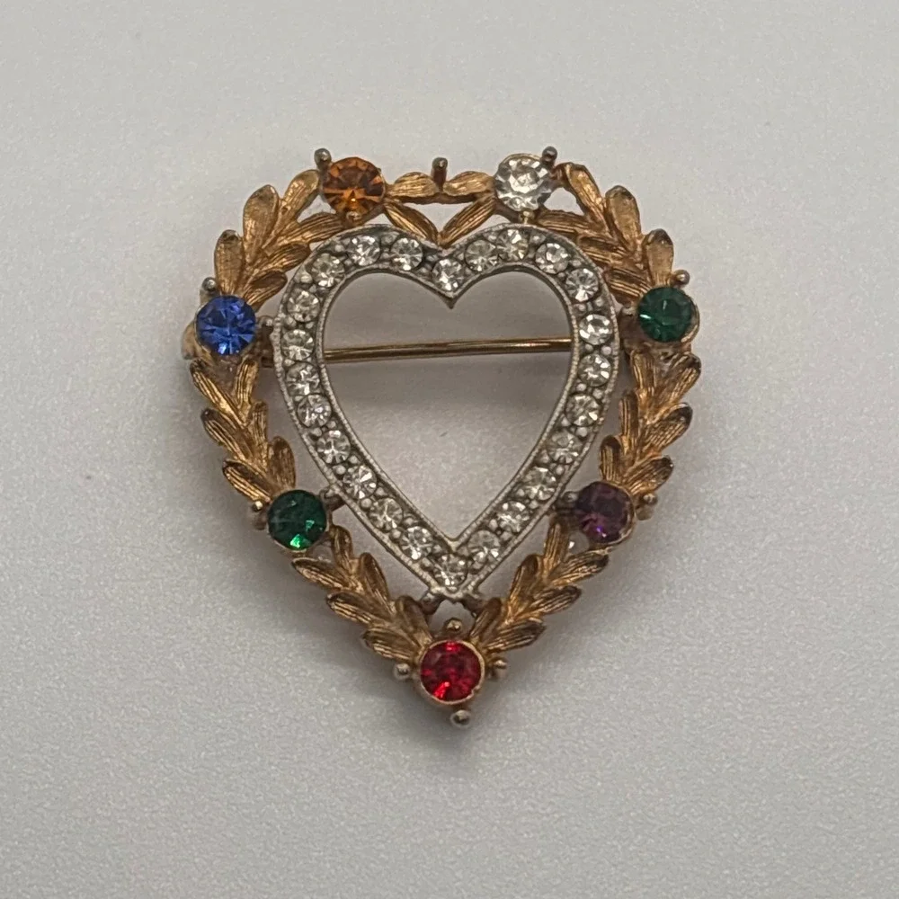 VTG JJ Heart Brooch Pin Rhinestone Laurel Wreath Multicolor Gemstones Gold Tone‎